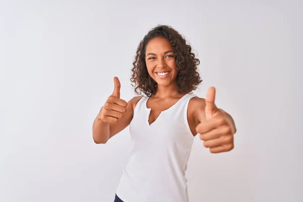 年轻的巴西妇女穿着休闲T恤站在孤立的白色背景批准做积极的姿态与手 竖起大拇指微笑和高兴的成功 获胜者手势 — 图库照片