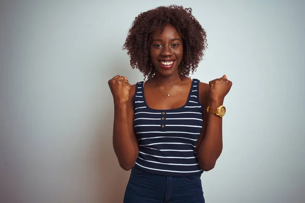 Jonge Afrikaanse Afro Vrouw Dragen Gestreepte Shirt Staande Geïsoleerde Witte — Stockfoto