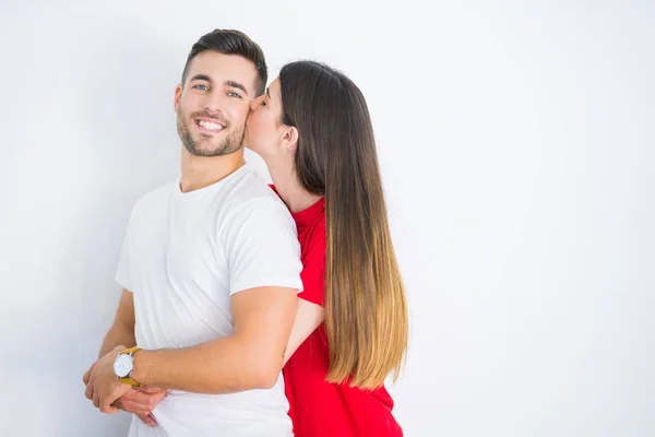 Jeune Beau Couple Amoureux Étreignant Sur Fond Blanc Isolé — Photo