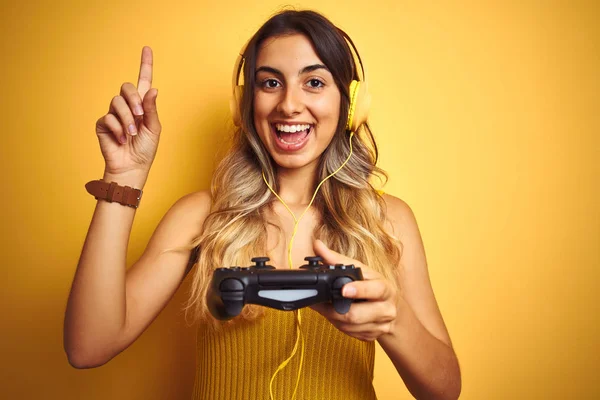 Junge Schöne Frau Spielt Videospiel Mit Gamepad Über Gelbem Isolierten — Stockfoto