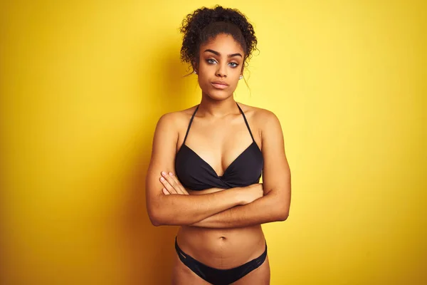 Mujer Afroamericana Vacaciones Vistiendo Bikini Pie Sobre Fondo Amarillo Aislado —  Fotos de Stock