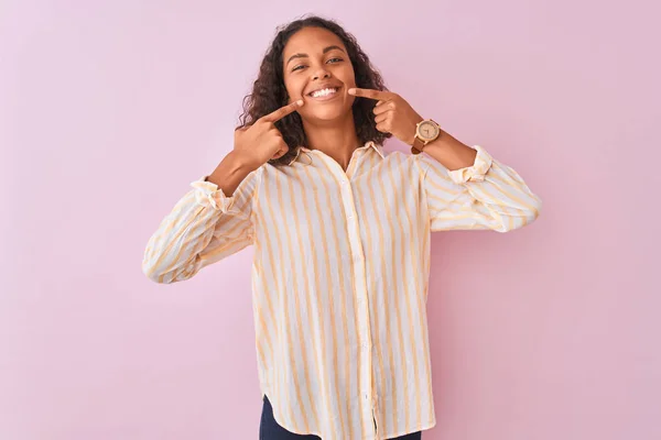Unga Brasilianska Kvinnan Bär Randig Skjorta Stående Över Isolerade Rosa — Stockfoto