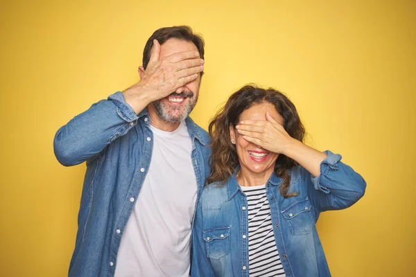 Belo Casal Meia Idade Juntos Vestindo Camisa Jeans Sobre Fundo — Fotografia de Stock