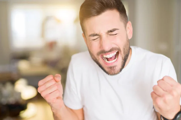 Jonge Knappe Man Dragen Casual Wit Shirt Thuis Erg Blij — Stockfoto