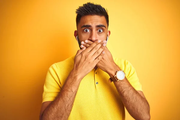 Jovem Indiano Ouvindo Música Usando Fones Ouvido Sobre Fundo Amarelo — Fotografia de Stock