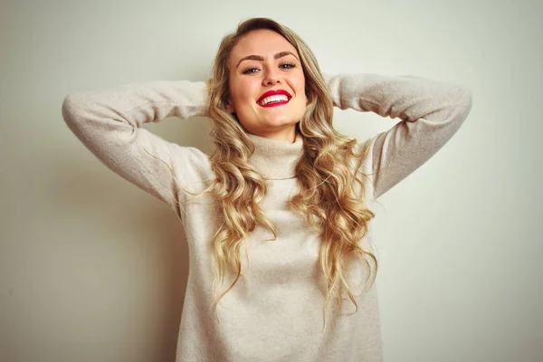 터틀넥 스웨터를 아름다운 휴식과 스트레칭 머리와 — 스톡 사진