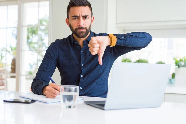 Hombre Hispano Guapo Trabajando Usando Computadora Escribiendo Papel Con Cara — Foto de Stock