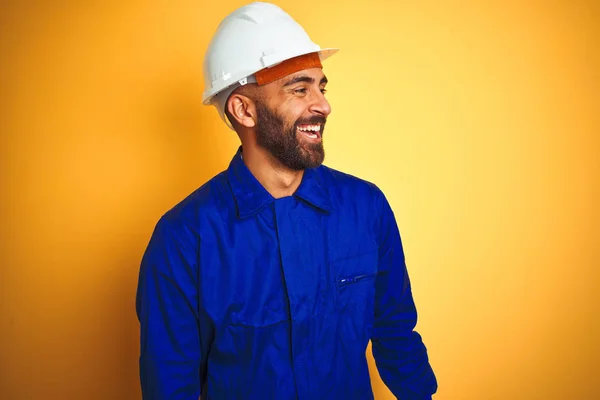 Bello Lavoratore Indiano Che Indossa Uniforme Casco Sfondo Giallo Isolato — Foto Stock