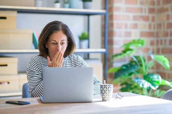 Donna Anziana Mezza Età Seduta Tavola Casa Lavorare Con Computer — Foto Stock