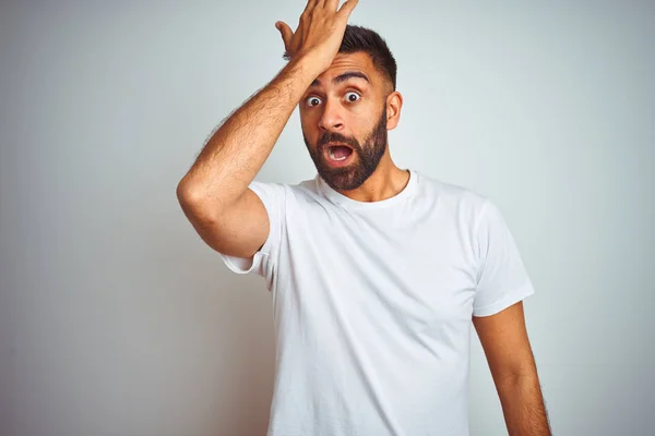 Joven Hombre Indio Con Camiseta Pie Sobre Fondo Blanco Aislado —  Fotos de Stock