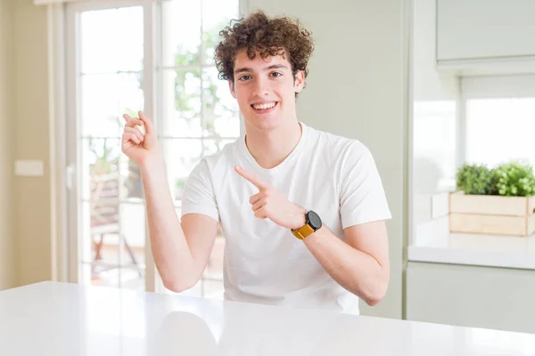 Joven Hombre Guapo Vistiendo Camiseta Blanca Casa Sonriendo Mirando Cámara —  Fotos de Stock