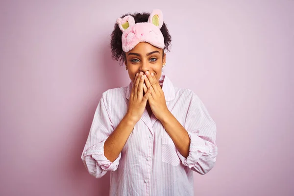 Fiatal Afroamerikai Visel Pizsama Maszk Alatt Elszigetelt Rózsaszín Háttér Nevetés — Stock Fotó