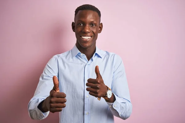 Hombre Afroamericano Con Camisa Azul Elegante Pie Sobre Fondo Rosa —  Fotos de Stock