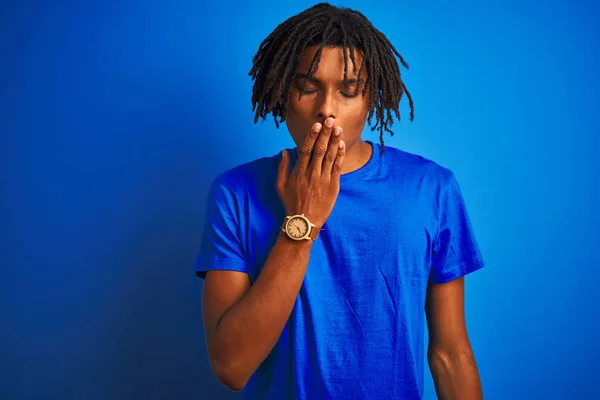 Hombre Afroamericano Con Rastas Usando Camiseta Pie Sobre Fondo Azul — Foto de Stock