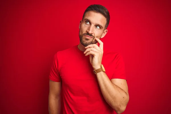 Homem Bonito Jovem Vestindo Shirt Casual Sobre Fundo Isolado Vermelho — Fotografia de Stock