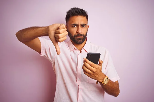 Homem Indiano Jovem Usando Smartphone Sobre Fundo Rosa Isolado Com — Fotografia de Stock