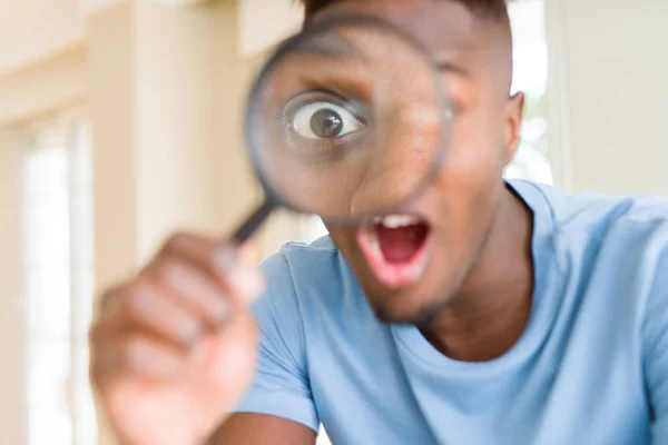 Hombre Africano Joven Mirando Través Lupa — Foto de Stock