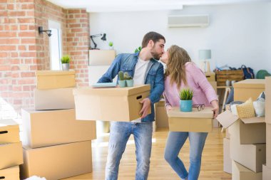 Yeni bir ev taşımak karton kutular tutarak birlikte çok mutlu genç güzel çift