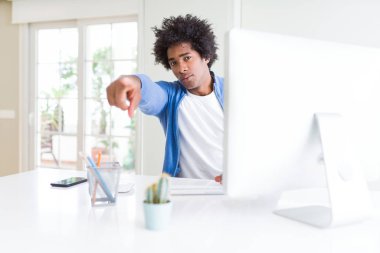 Afrikalı Amerikalı adam kamera parmak ile işaret bilgisayar kullanarak çalışan ve size, el işareti, ön pozitif ve emin jest