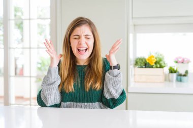 Genç güzel artı boyutu kadın rahat çizgili kazak deli ve silah ile başarı için deli kutluyor giyen ve kapalı gözleri heyecanlı çığlık kaldırdı. Kazanan kavramı