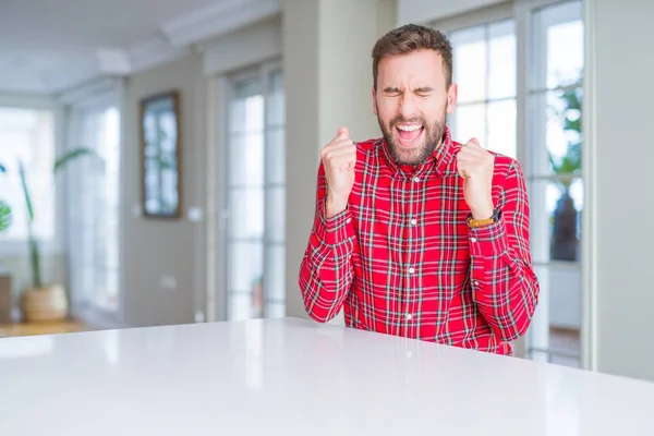 Schöner Mann Buntem Hemd Aufgeregt Für Den Erfolg Mit Erhobenen — Stockfoto