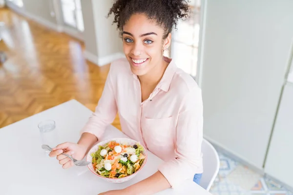 Jovem Afro Americana Comendo Salada Macarrão Saudável Com Rosto Feliz — Fotografia de Stock