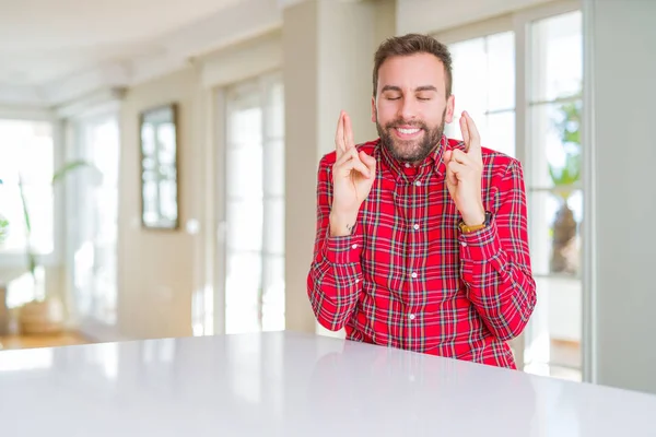 Hombre Guapo Con Camisa Colorida Sonriendo Cruzando Los Dedos Con — Foto de Stock