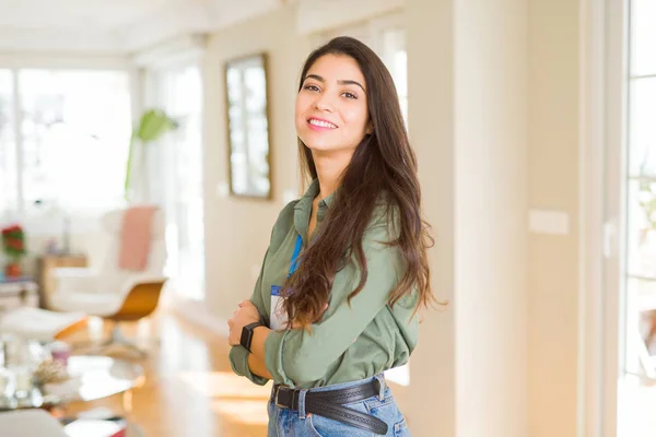 Giovane bella donna d'affari che indossa carta d'identità e sorridente confi — Foto Stock