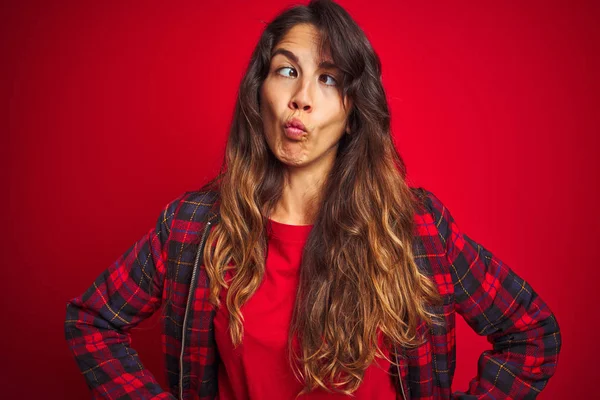 Jeune Belle Femme Vêtue Une Veste Décontractée Debout Sur Fond — Photo