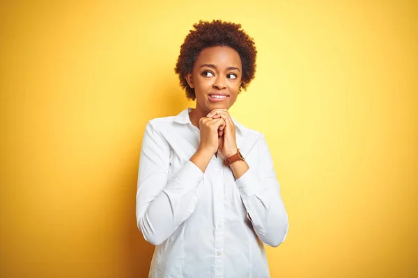 Africano Americano Mulher Negócios Sobre Isolado Fundo Amarelo Rindo Nervoso — Fotografia de Stock