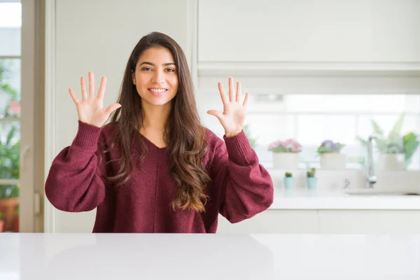 Молода Красива Жінка Вдома Показує Вказує Пальцями Номер Десять Посміхаючись — стокове фото