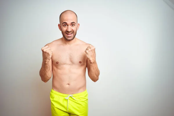 Junger Mann Ohne Hemd Urlaub Gelber Badebekleidung Vor Isoliertem Hintergrund — Stockfoto