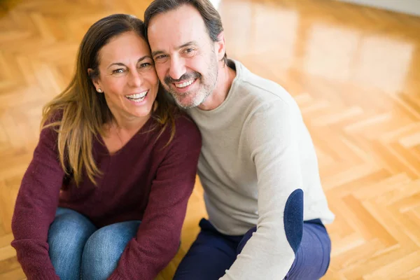 Hermosa pareja romántica sentados juntos en el suelo en casa —  Fotos de Stock