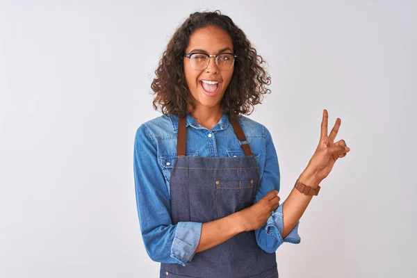 Joven Chef Brasileña Con Delantal Gafas Sobre Fondo Blanco Aislado — Foto de Stock