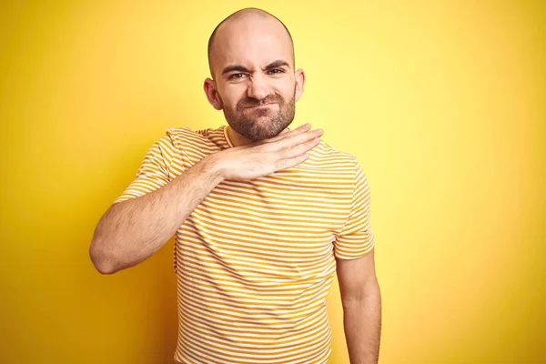 Jovem Careca Com Barba Vestindo Camiseta Listrada Casual Sobre Fundo — Fotografia de Stock