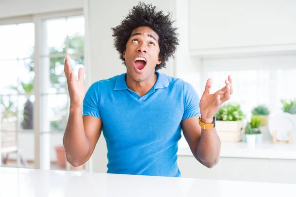 Afro Amerikai Ember Otthon Őrült Őrült Kiabálás Ordítás Agresszív Kifejezés — Stock Fotó