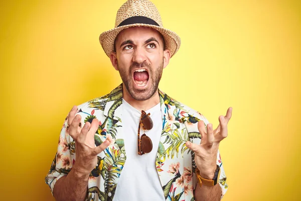 Jovem Férias Vestindo Flores Havaianas Camisa Chapéu Verão Sobre Fundo — Fotografia de Stock