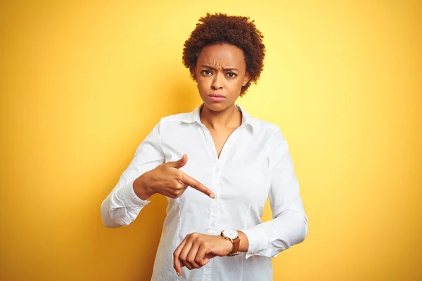 孤立した黄色の背景をめぐるアフリカ系アメリカ人ビジネスウーマン 待ち時間 締め切り遅れに怒りを指摘 — ストック写真
