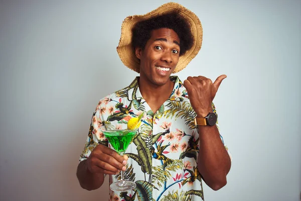 Afro Hombre Vacaciones Con Sombrero Verano Beber Cóctel Sobre Fondo — Foto de Stock