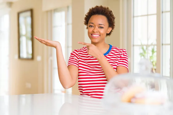 Junge Schöne Afrikanisch Amerikanische Frau Hause Erstaunt Und Lächelnd Die — Stockfoto