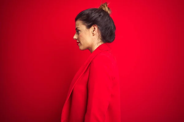 Jovem Mulher Negócios Bonita Sobre Fundo Isolado Vermelho Olhando Para — Fotografia de Stock