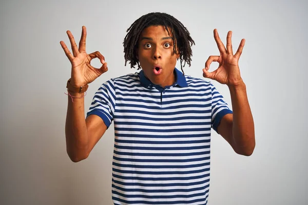 Homem Afro Com Dreadlocks Vestindo Pólo Azul Listrado Sobre Fundo — Fotografia de Stock