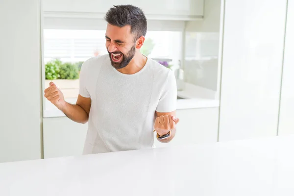 Camiseta Blanca Casual Hombre Hispano Guapo Casa Muy Feliz Emocionado —  Fotos de Stock