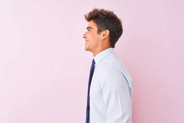 Joven Hombre Negocios Guapo Con Camisa Corbata Pie Sobre Fondo — Foto de Stock