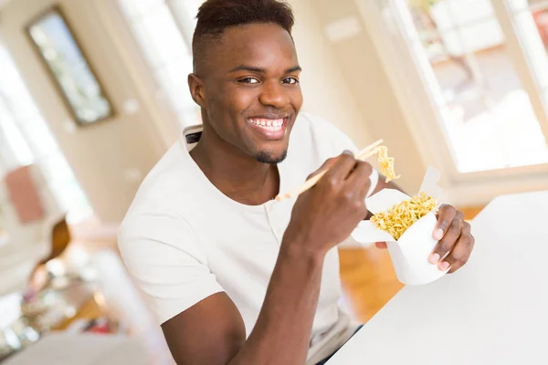 Όμορφος Αφρικανική Άνθρωπος Τρώει Ασιατικά Noodles Ένα Πλαίσιο Της Παράδοσης — Φωτογραφία Αρχείου