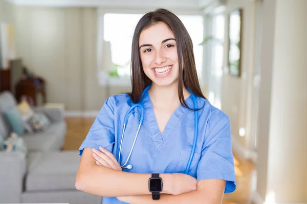 Bela Jovem Enfermeira Vestindo Uniforme Estetoscópio Clínica Rosto Feliz Sorrindo — Fotografia de Stock