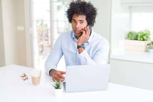 考えて深刻なスマートの顔に自信を持って表現と電話で話しているアフリカ系アメリカ人ビジネス男性 — ストック写真