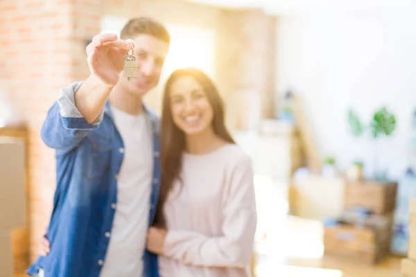 Mooie Jonge Paar Knuffelen Liefde Het Tonen Van Sleutels Van — Stockfoto