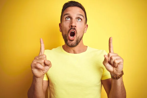 Jovem Bonito Homem Vestindo Casual Amarelo Shirt Sobre Amarelo Isolado — Fotografia de Stock