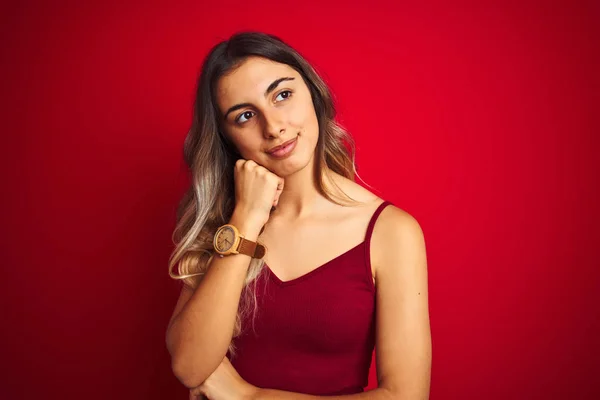 Jonge Mooie Vrouw Het Dragen Van Een Shirt Rode Geïsoleerde — Stockfoto